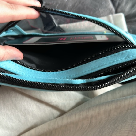 fanny pack with a secure phone holder - Picture 5 of 6